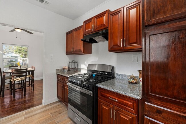 Building Photo - Beautifully Updated 3 bedroom, 2 bath!