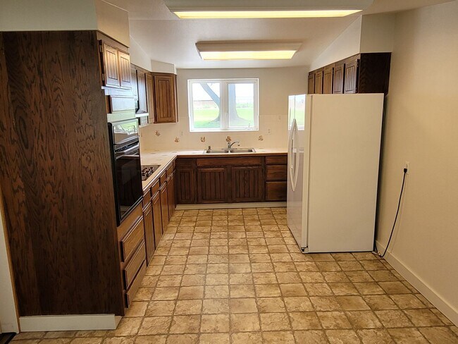 Building Photo - 4 Bedroom in the Country