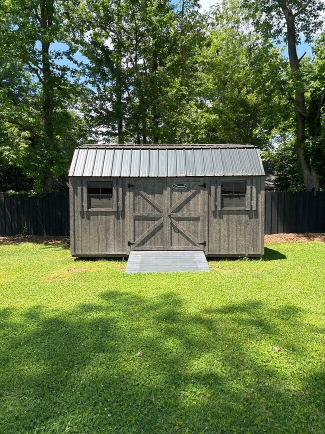 Building Photo - Eager to be in Northwoods? Check out Edgew...