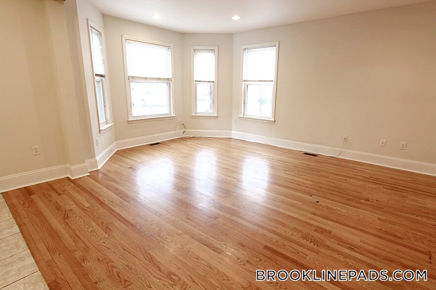 Building Photo - 25 Aspinwall Ave