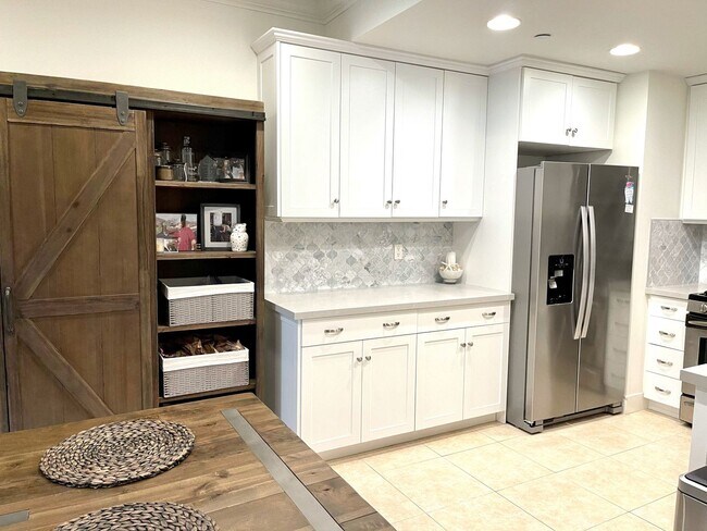 Building Photo - Modern and Chic 2 bed 2.5 bath in Newport Beach!!!