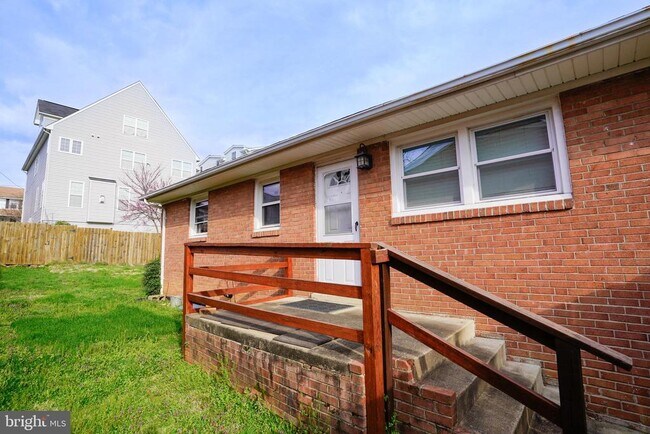 Building Photo - 2017 N Cameron St