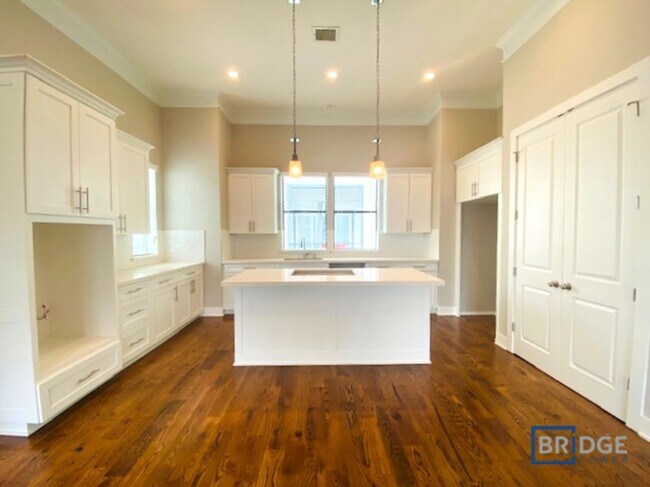 Building Photo - 2202 Arabelle St