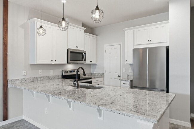 Building Photo - 3 Bedroom Resort Style Living in Gated Community