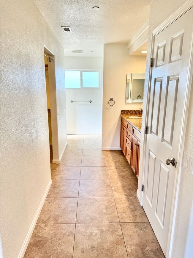 Building Photo - Huge 3 bed 2 bath Home In Storey Park Neig...