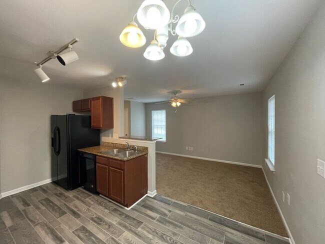 Building Photo - Spacious 4 bedroom, 2 full bath, 2 story town home