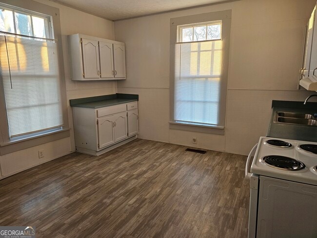 Building Photo - 1325 3rd St