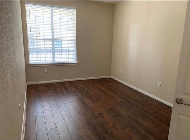 Building Photo - 7575 Kirby Dr