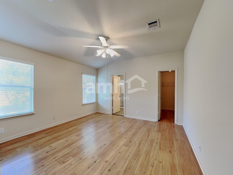 Building Photo - 2129 Hazelwood Dr