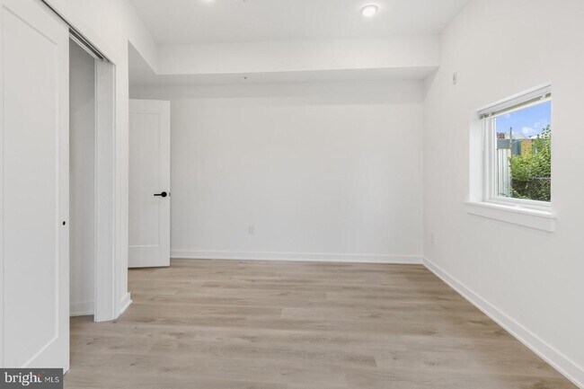 Building Photo - 2046 E Lehigh Ave