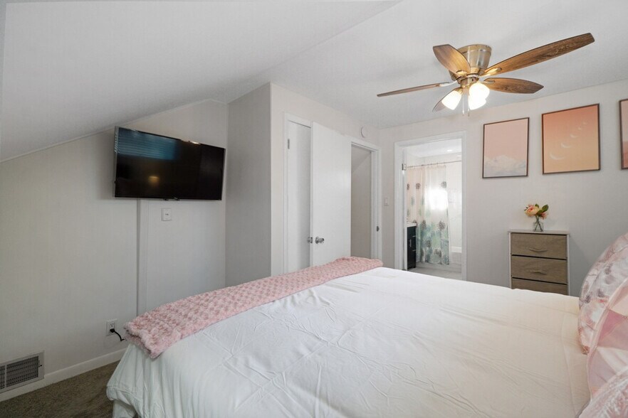 Building Photo - 4438 Balmoral Dr
