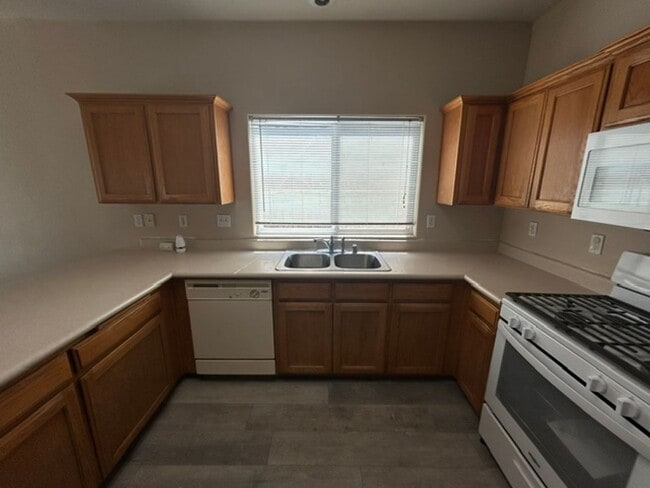 Building Photo - 3 Bedroom 2 Bathroom Home in SW Visalia! Close to Shopping and Restaurants!