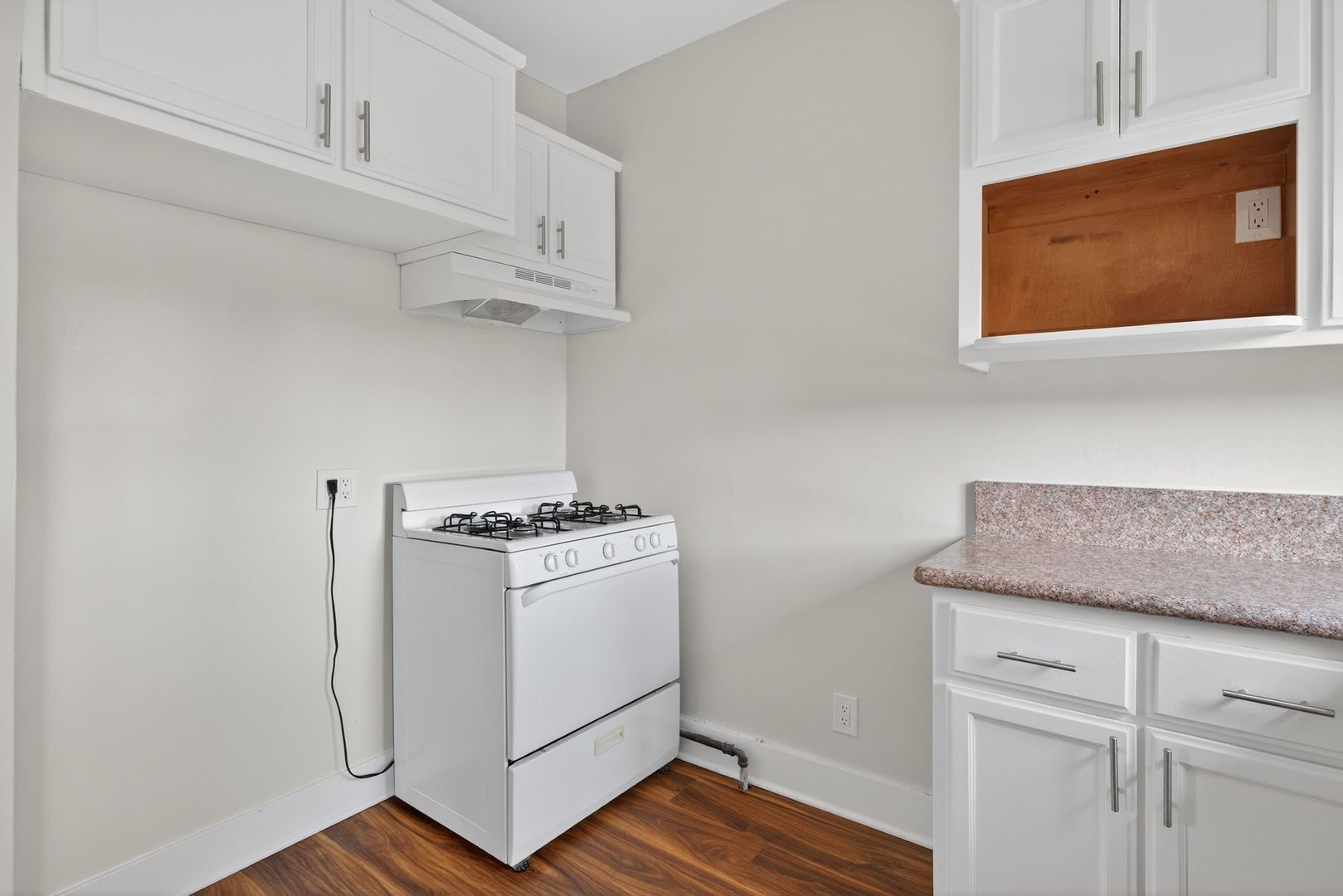 Building Photo - 905 Cherry Ave