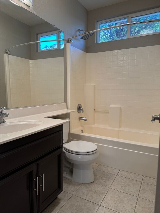 Building Photo - Charming single home in Roseville!