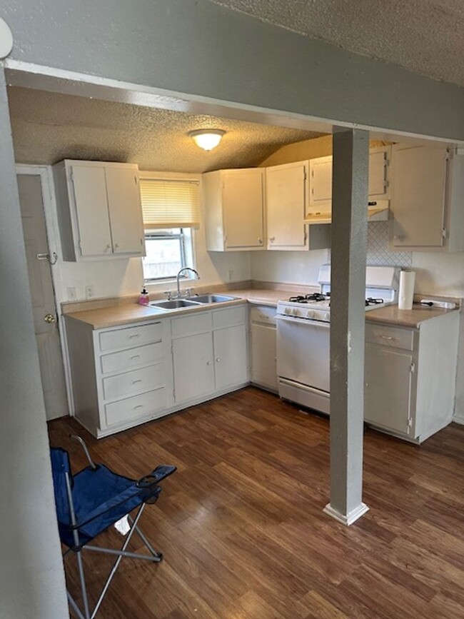 Building Photo - Charming 2 Bedroom, 1 Bath Home with Spaci...