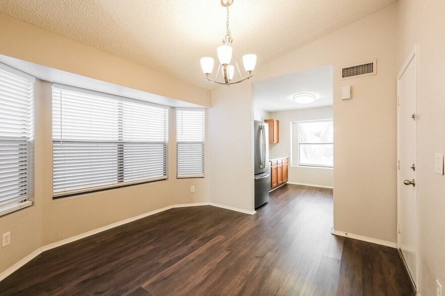 Building Photo - 11622 W Olive Dr