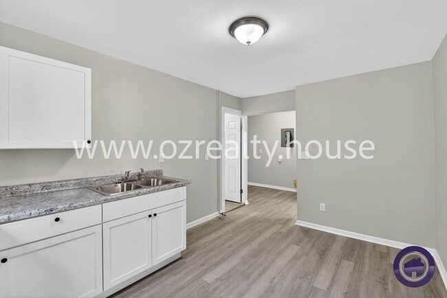 Building Photo - 160 Bronson Ave