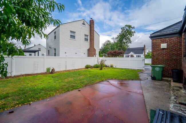 Building Photo - 2215 N Wood Ave