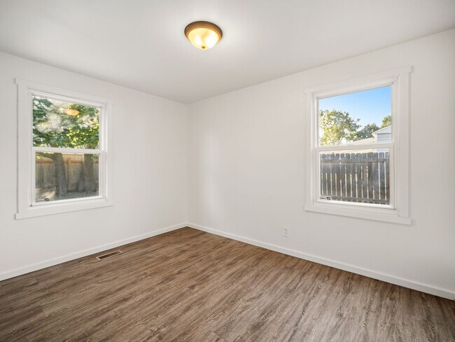Building Photo - 6011 N Braeburn Dr