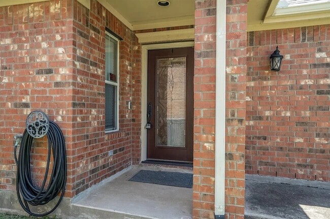 Building Photo - 2912 Day Star Dr