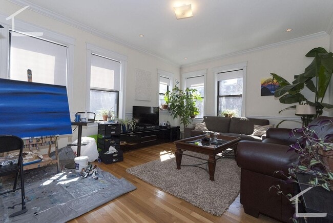 Building Photo - Charming 4 Bedroom