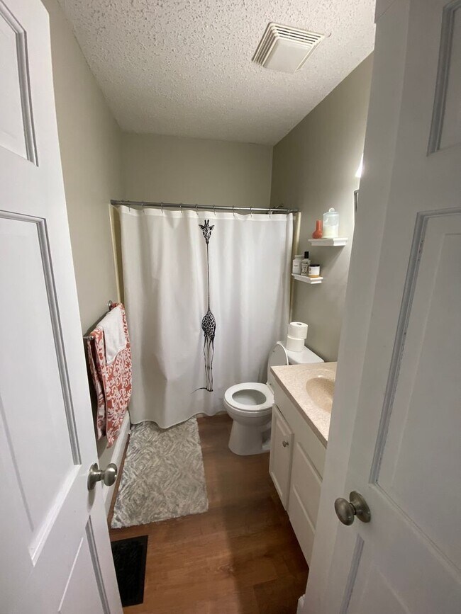 Building Photo - Huge 4 bed unit in Quincy