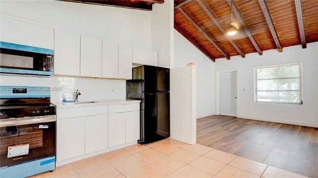 Building Photo - 1085 NE 128th St