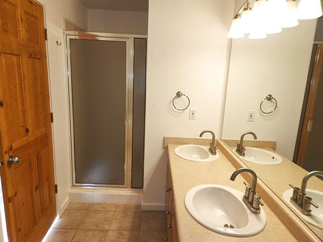 Building Photo - Recently Remodeled Pinebrook Condo with 1 ...