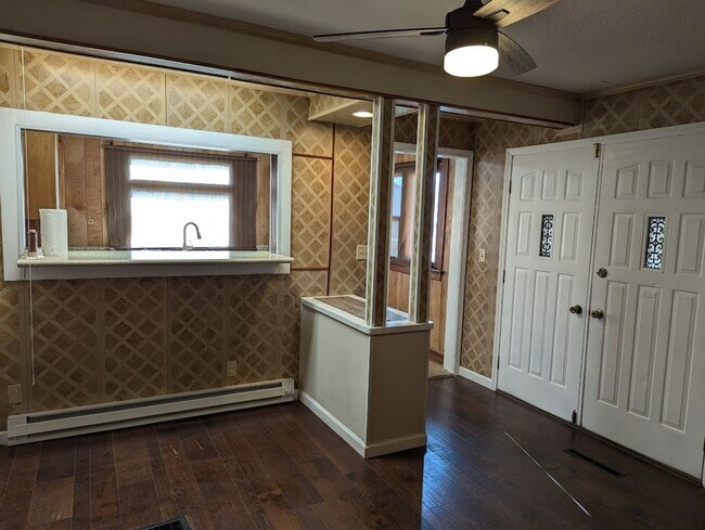 Building Photo - First Floor 3 Bed 2 Bath Apartment