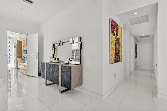 Building Photo - 900 Brickell Key Blvd