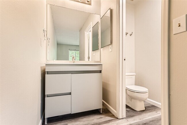 Building Photo - Charming 3 Bedroom 2 Bath Townhome In Aurora!