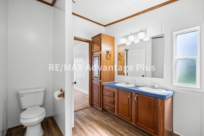 Building Photo - Spacious 4 bedroom home in private setting