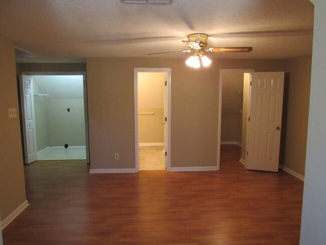 Building Photo - Charming 2-Bed, 2-Bath Townhouse in NW Kno...