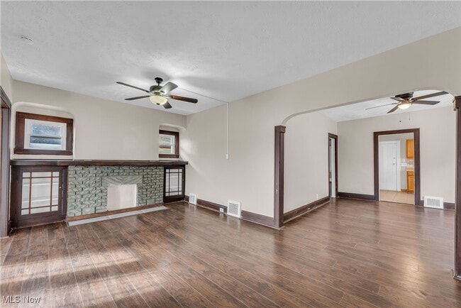 Building Photo - 11913 Buckingham Ave