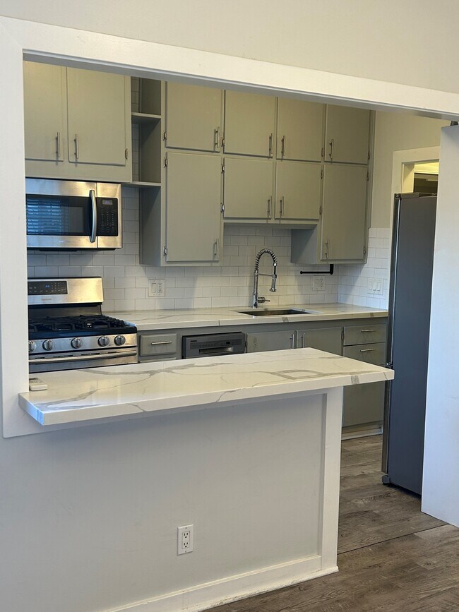 Building Photo - 832 Hilldale Ave