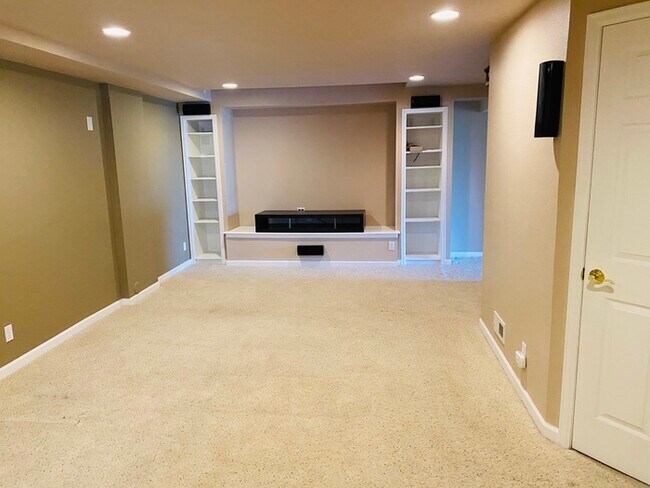 Building Photo - Immaculate home in Castle Pines North
