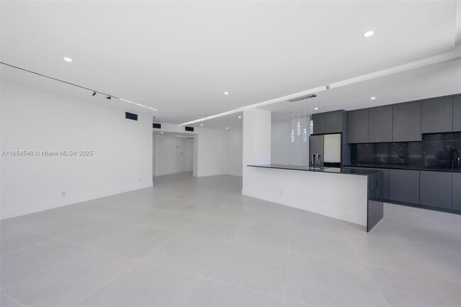 Building Photo - 20281 E Country Club Dr