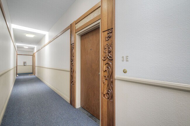 Building Photo - La Jolla Pines- Top Level 2 Bed/2 Ba Available Now!!