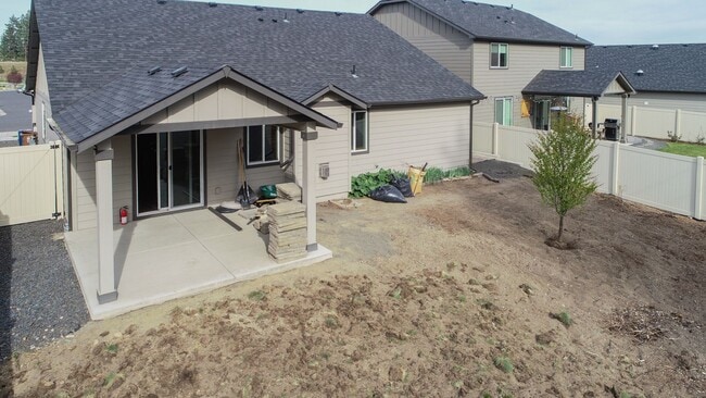 Building Photo - Single floor living 3 Bed 2 Bath home with...