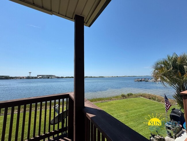 Building Photo - Waterfront 1-Bedroom Condo in FWB – Stunni...