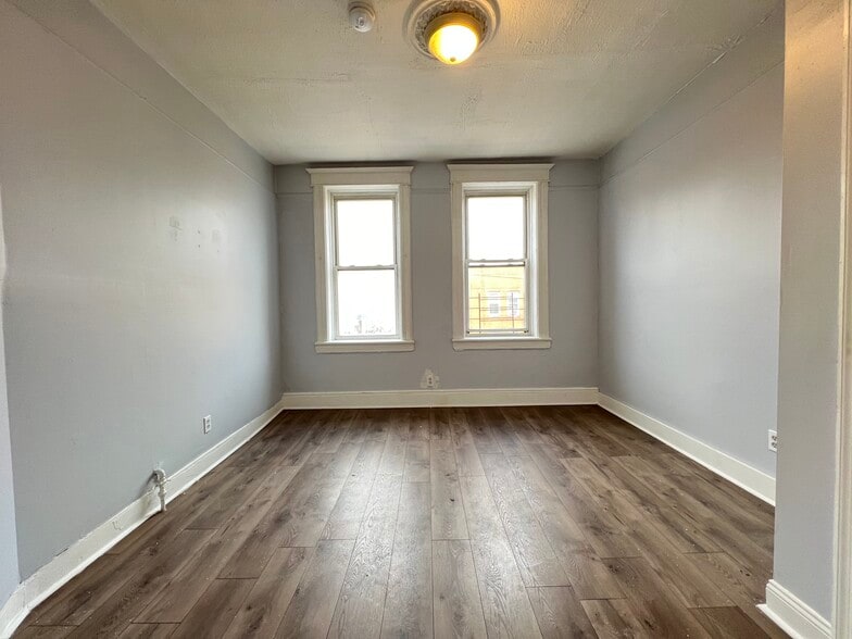 43 Grant Ave 3L - 40 Grant Ave