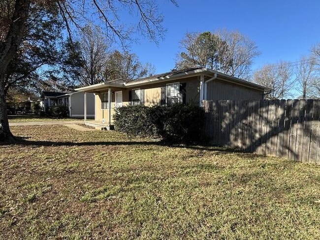 Building Photo - 1908 Kelly Dr