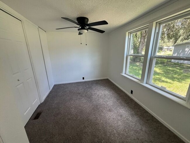 Building Photo - 3/2/1 on over 1/2 Acre