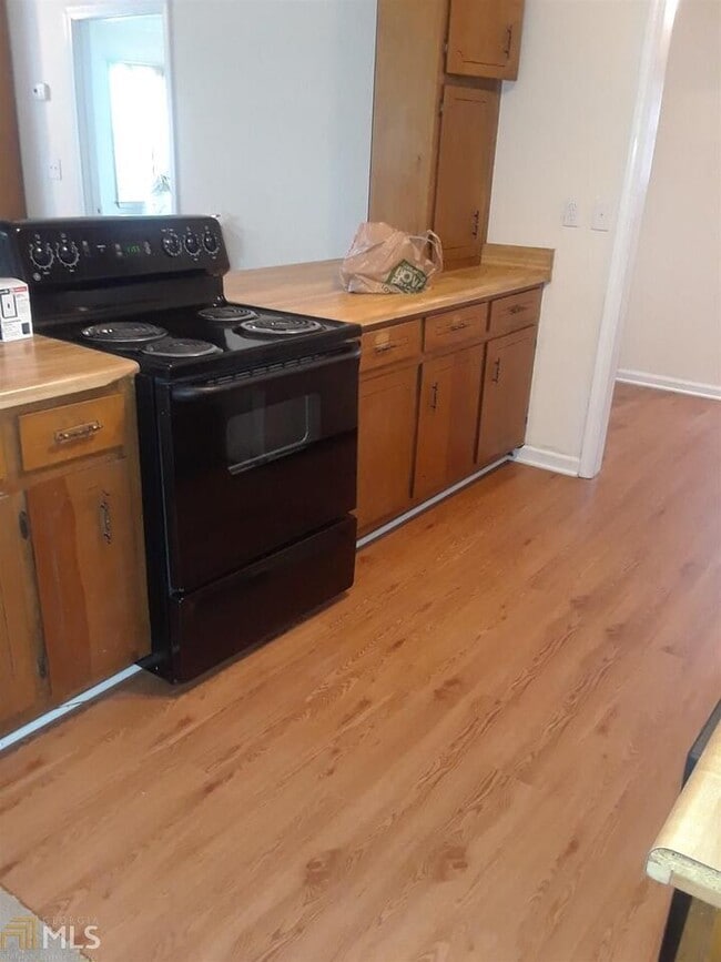 Building Photo - 995 Green St SE