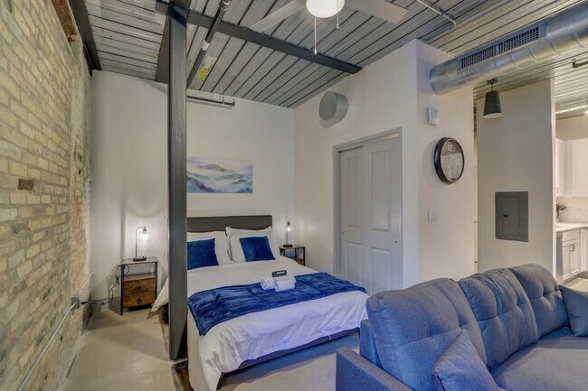 Building Photo - 1011 W Juneau Ave