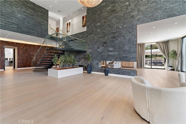 Building Photo - 1024 Summit Dr