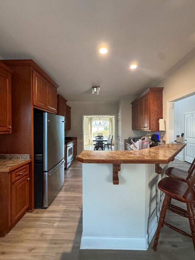 Building Photo - Well-Maintained 4 Bed 2.5 Bath Home with a Pool