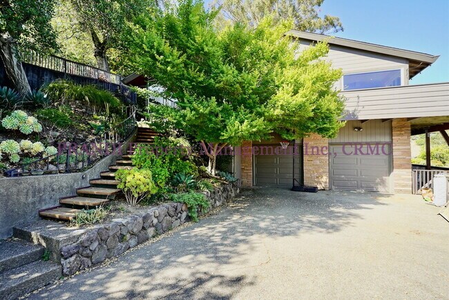 Building Photo - Spacious Greenbrae View Home with Privacy ...