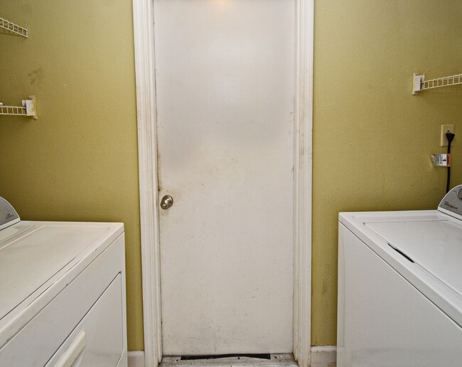 Building Photo - 1,850 Sq Ft 3-Bed, 2-Bath Orlando Home – Lawn Care Included & Fully Updated!