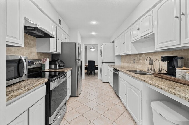 Building Photo - 12997 Trail Hollow Dr